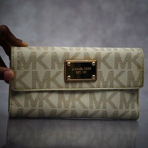 Michael Kors Monogram Jet Set Wallet